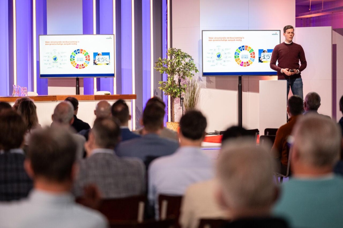 Talkshow-opstelling met presentator en gasten