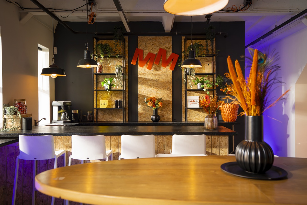 Bar en statafels in de studio, klaar voor ontvangst en borrel