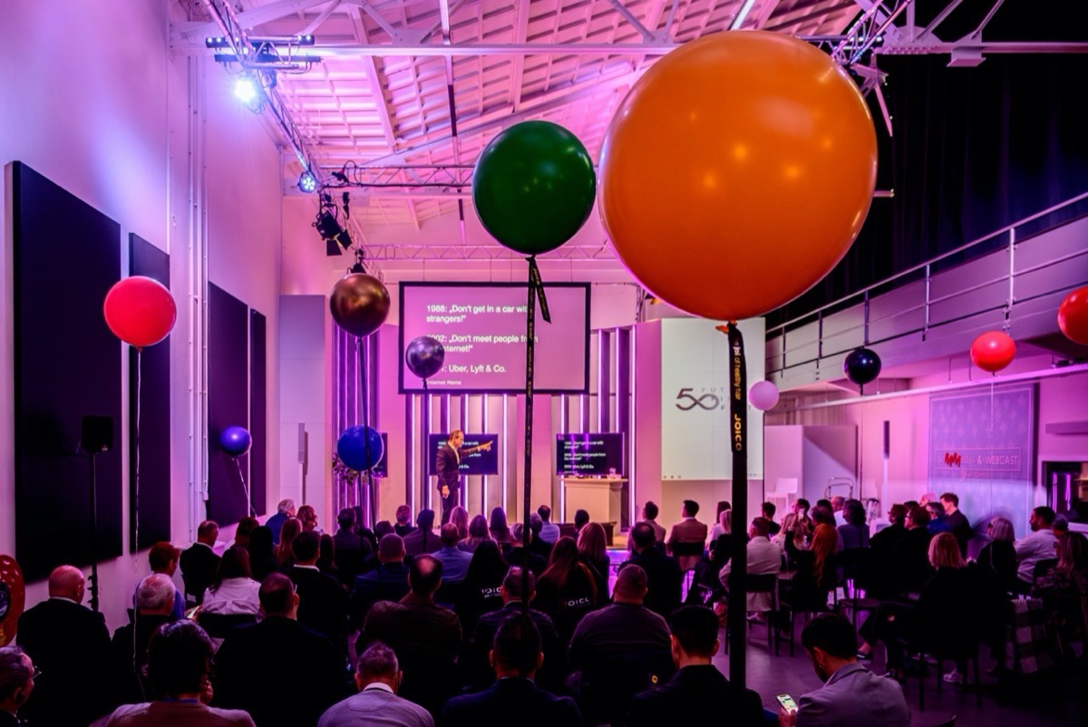 Volle zaal met ballonnen tijdens presentatie in Studio op T