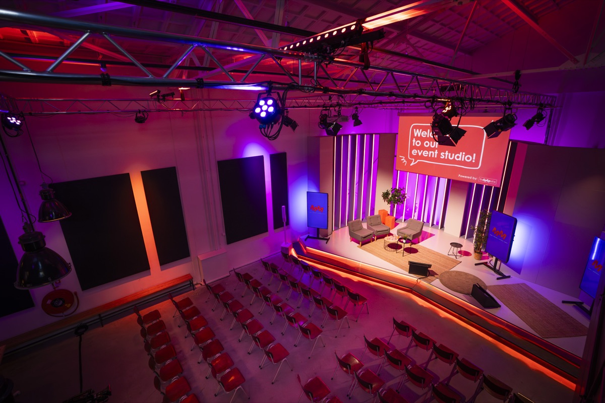 De studio van bovenaf met zaalopstelling en talkshow-set